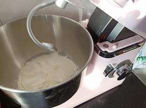 主材料除黄油和盐按顺序放入厨师机桶，开一档搅成团