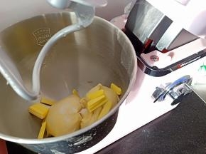 二档揉至粗膜时加入黄油和盐，继续二档