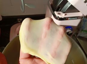 揉至可以拉出薄膜来，不需要手套膜