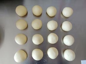 排气后平均分成16份，盖保鲜膜松弛15分钟