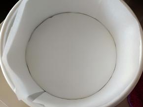 8寸圆模垫好油纸，以免粘模，或者可以直接用不沾模具