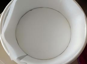 8寸圆模垫好油纸，以免粘模，或者可以直接用不沾模具