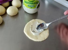 取一份擀成圆形的薄片，抹上一层沙拉酱