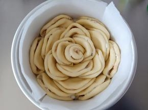 依次做好之后摆入模具中