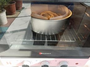 烤箱放一碗温水，打开发酵功能进行二次发酵