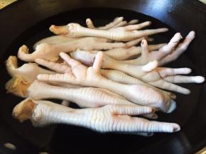 鸡爪剪去指甲，洗净，凉水下锅焯水去血沫