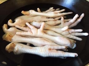 鸡爪剪去指甲，洗净，凉水下锅焯水去血沫