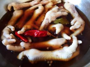 焯水后的鸡爪捞出洗净，沥干水分后放锅中，添水和所有配料、调料（如果有老卤汤，加入温度更棒哦）