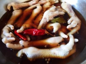 焯水后的鸡爪捞出洗净，沥干水分后放锅中，添水和所有配料、调料（如果有老卤汤，加入温度更棒哦）
