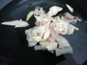 加入适量的水，再把料酒，姜片和花椒放入锅中，然后把鸡块放入锅中焯水去除血水