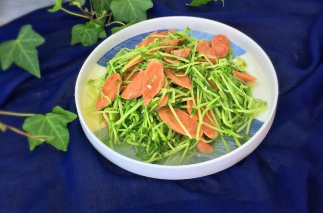 火腿肠炒豆苗