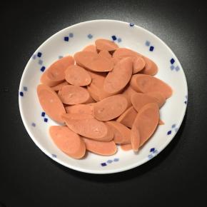 火腿肠切薄片备用。