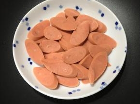 火腿肠切薄片备用。