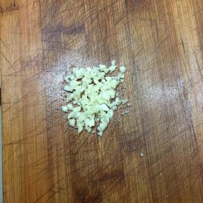 蒜头切碎备用。