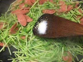 炒至豆苗变软，调入盐和鸡精翻炒均匀即可关火。