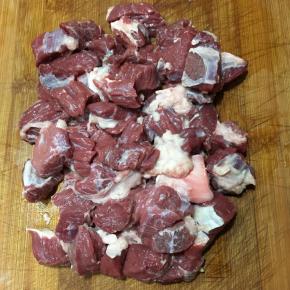 牛腩洗净切小块备用。