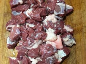 牛腩洗净切小块备用。
