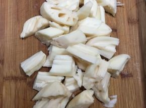 莲藕去皮洗净切小块备用。