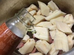 加入李锦记卤水汁。