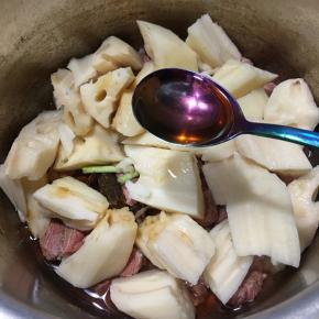 加入3勺食用油。