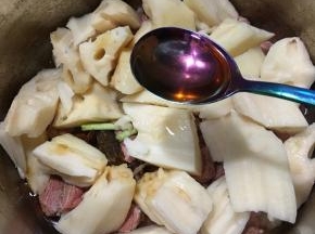 加入3勺食用油。