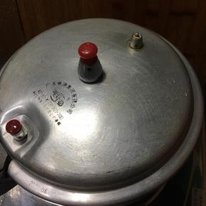 加盖，放上气阀，大火煮至上汽，转中火再煮10分钟。