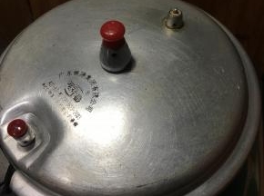 加盖，放上气阀，大火煮至上汽，转中火再煮10分钟。