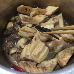 下汽后，拿掉气阀，开盖，夹掉配料，大火收汁。