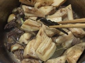 下汽后，拿掉气阀，开盖，夹掉配料，大火收汁。