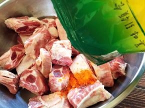 排骨用盐水洗净，放入腌料