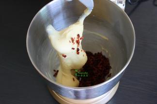 蔓越莓切碎，加入面团里，用低速搅拌均匀。