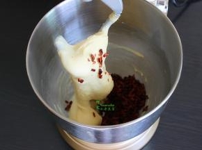 蔓越莓切碎，加入面团里，用低速搅拌均匀。