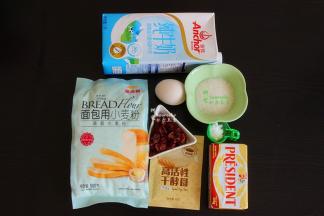 食材：金龙鱼面包用小麦粉250克、白砂糖40克、盐4克、鸡蛋1个（约50克）、酵母3克、牛奶120克、黄油35克、蔓越莓干80克