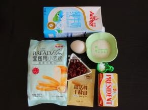 食材：金龙鱼面包用小麦粉250克、白砂糖40克、盐4克、鸡蛋1个（约50克）、酵母3克、牛奶120克、黄油35克、蔓越莓干80克