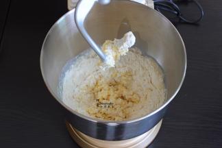 面粉、白砂糖、盐、鸡蛋、酵母、牛奶，一起倒入厨师机，用低速搅拌均匀之后，调整到4挡，继续揉至面粉起筋放入室温内软化的黄油，用高速挡面粉揉至扩展阶段。