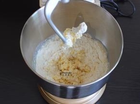 面粉、白砂糖、盐、鸡蛋、酵母、牛奶，一起倒入厨师机，用低速搅拌均匀之后，调整到4挡，继续揉至面粉起筋放入室温内软化的黄油，用高速挡面粉揉至扩展阶段。