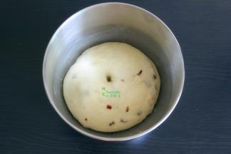 把面团揉至光滑，放回桶里，在室温下发酵到2倍大，第一次发酵完成。