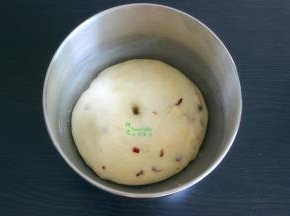 把面团揉至光滑，放回桶里，在室温下发酵到2倍大，第一次发酵完成。