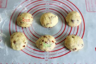 把发酵好的面团，挤出面团内的空气，分成6等分的小面团，每个面团约90克左右，