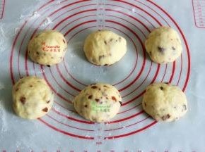 把发酵好的面团，挤出面团内的空气，分成6等分的小面团，每个面团约90克左右，