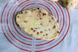 小面团揉搓光滑，压扁，用擀面杖把面团擀薄；