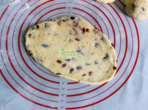 小面团揉搓光滑，压扁，用擀面杖把面团擀薄；