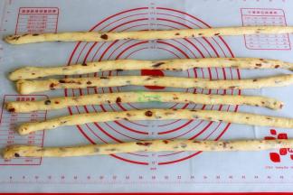 卷起之后，揉搓长条，约55cm，6个面团都这样做，大小均匀，长短一致。