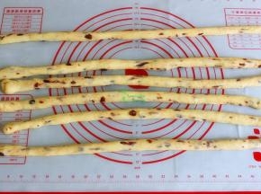 卷起之后，揉搓长条，约55cm，6个面团都这样做，大小均匀，长短一致。