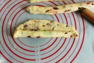 面皮从一边卷起，要贴紧的卷，中间不要留空隙；