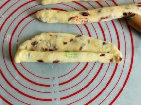 面皮从一边卷起，要贴紧的卷，中间不要留空隙；