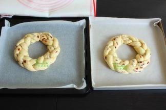 烤盘垫上硅油纸，放入烤盘，我做了二个花环，用了二个烤盘。