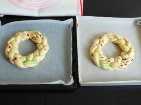 烤盘垫上硅油纸，放入烤盘，我做了二个花环，用了二个烤盘。