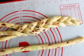 取3条，其中一个头，三个头部纽紧，用三股辫的方式编织，编织时候不要拉太紧，松弛状就可以。