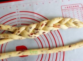 取3条，其中一个头，三个头部纽紧，用三股辫的方式编织，编织时候不要拉太紧，松弛状就可以。